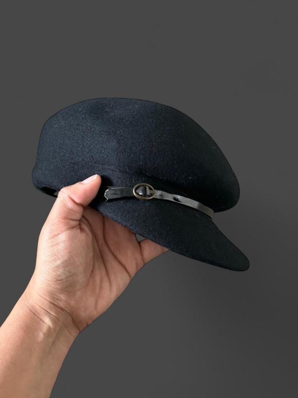 black Nine West newsboy hat crafted from wool felt